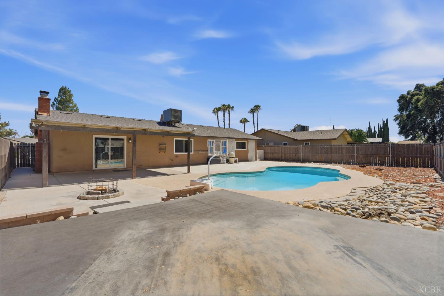 1074 Raymond Rd, Hanford, CA 93230