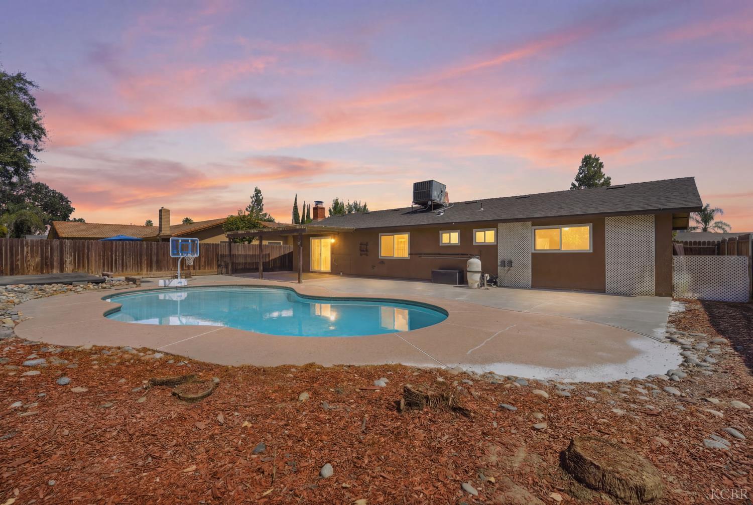 1074 Raymond Rd, Hanford, CA 93230