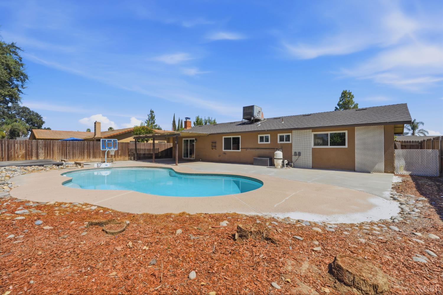 1074 Raymond Rd, Hanford, CA 93230
