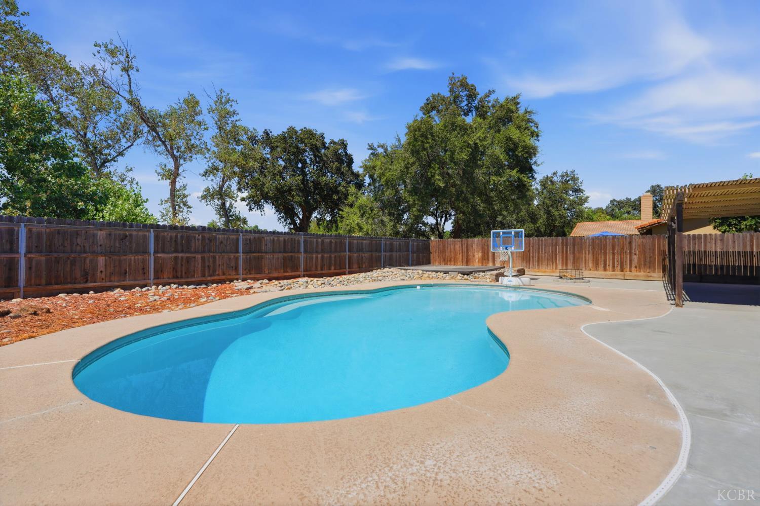 1074 Raymond Rd, Hanford, CA 93230