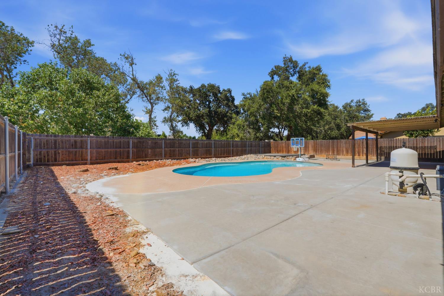 1074 Raymond Rd, Hanford, CA 93230
