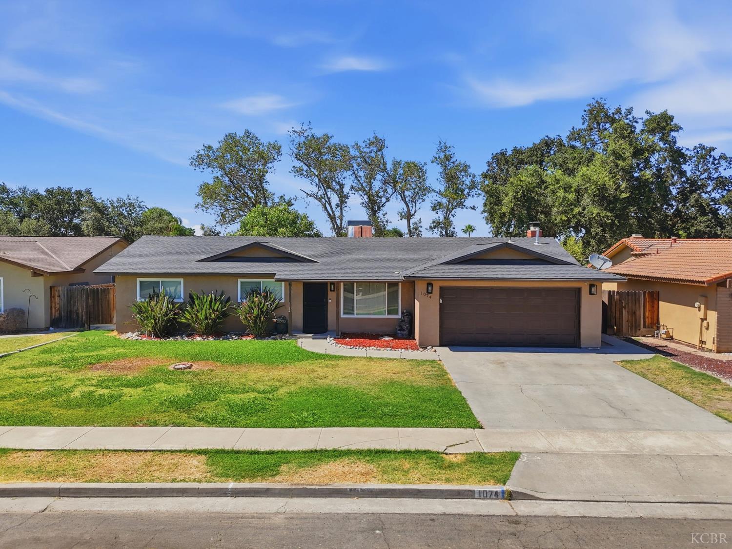 1074 Raymond Rd, Hanford, CA 93230