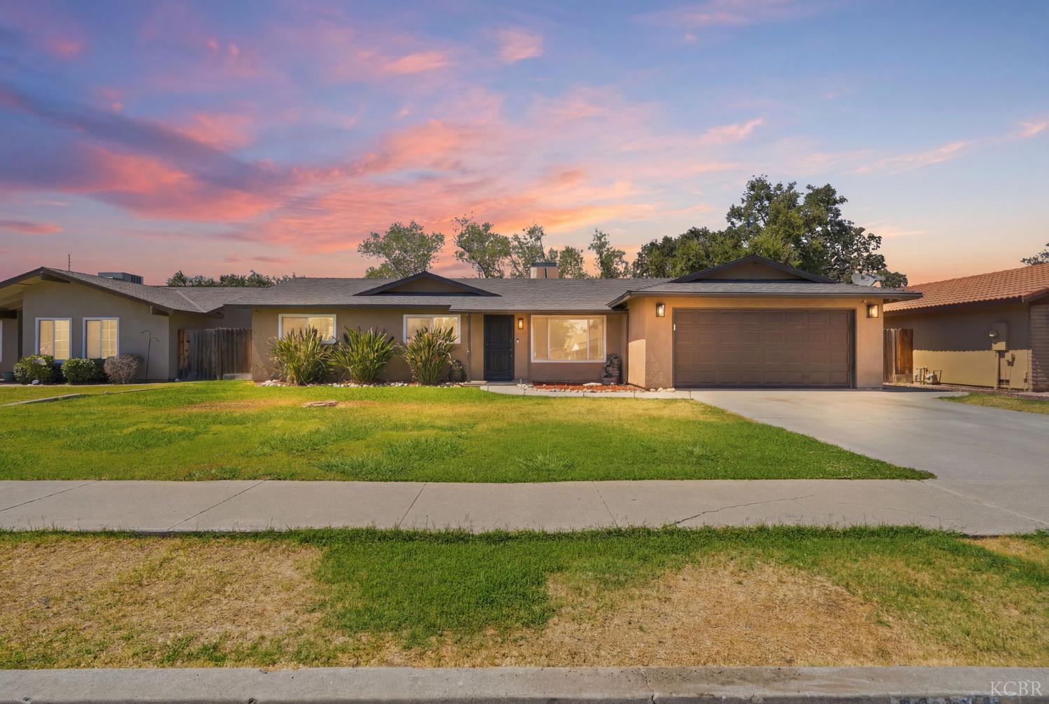 1074 Raymond Rd, Hanford, CA 93230