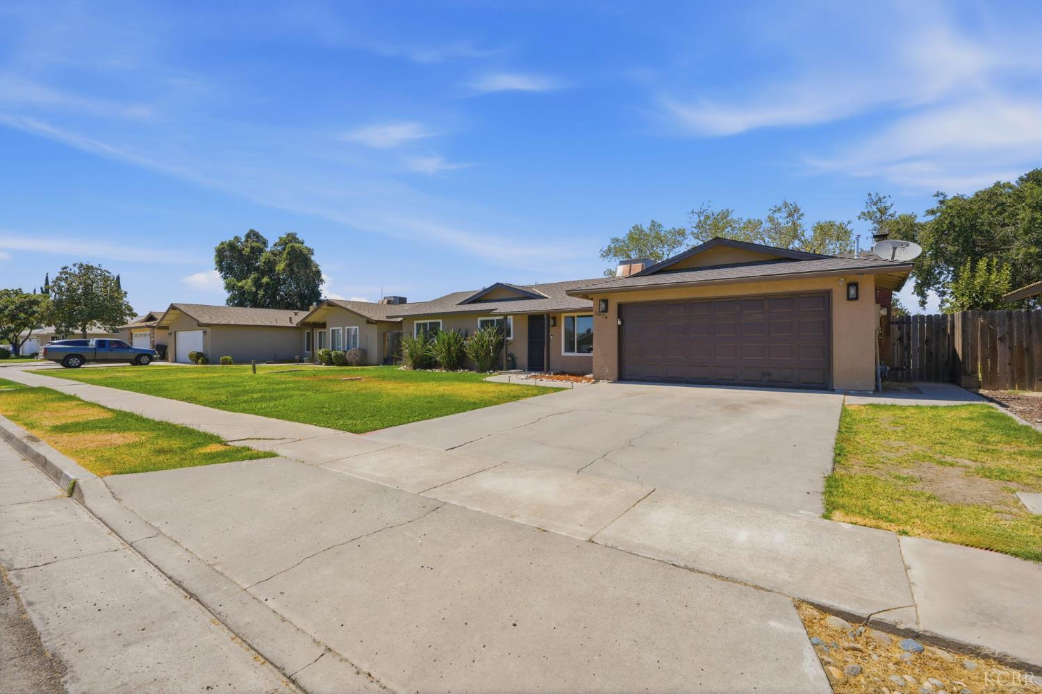 1074 Raymond Rd, Hanford, CA 93230