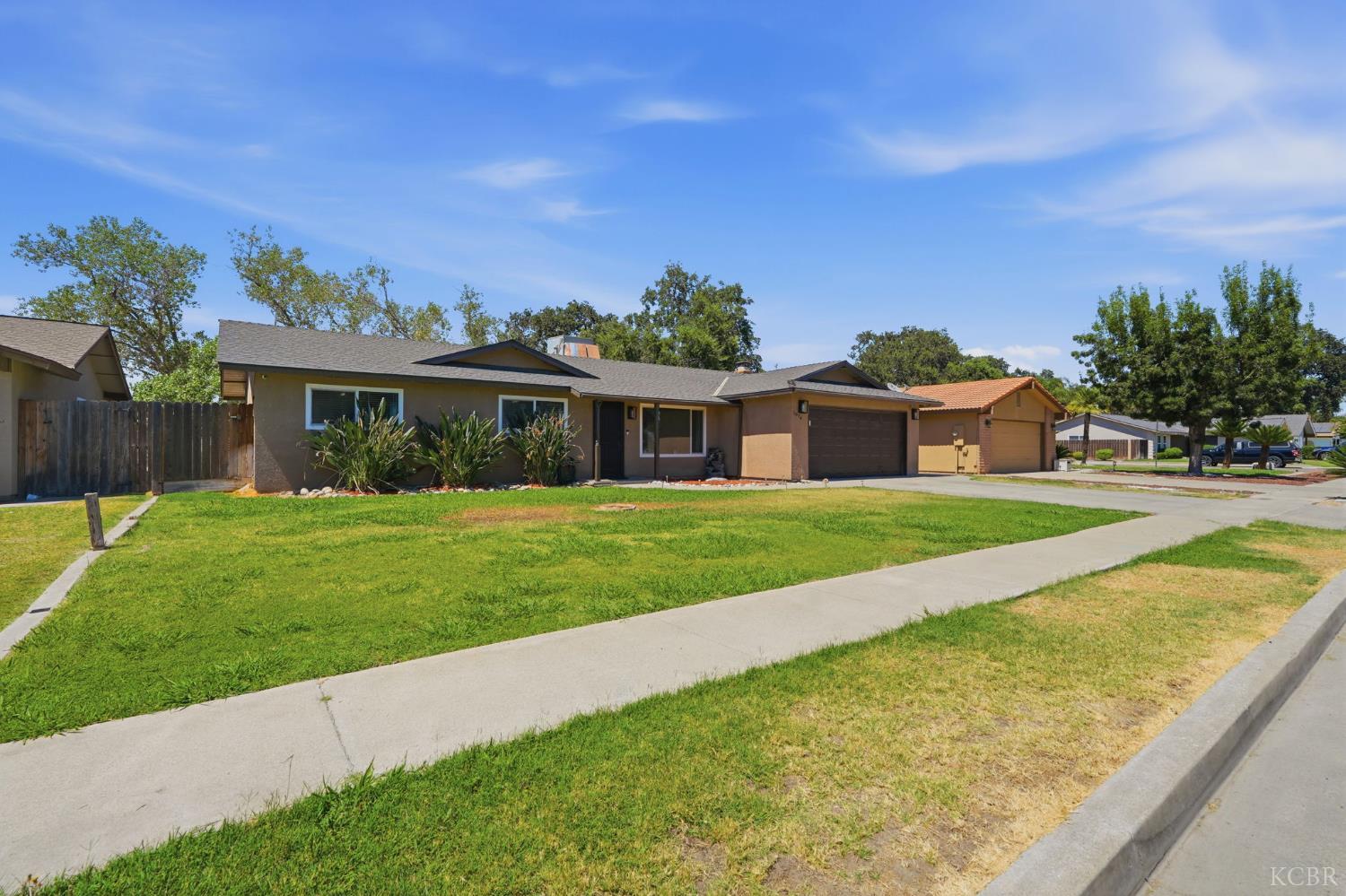 1074 Raymond Rd, Hanford, CA 93230