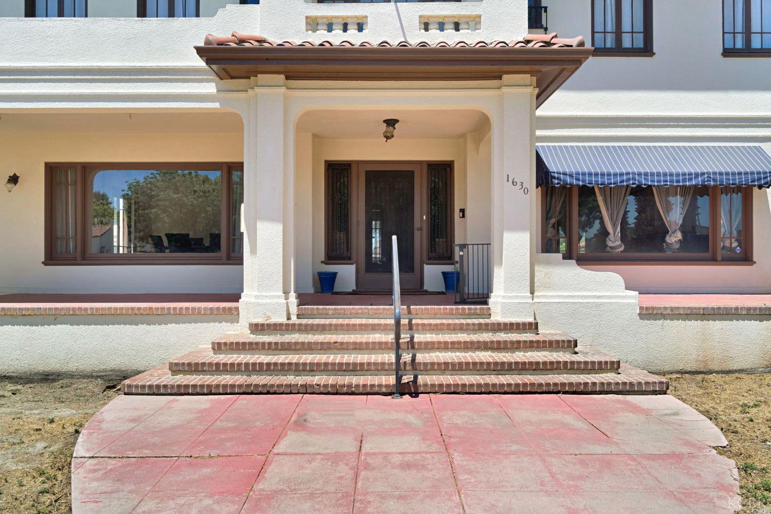 1630 N Irwin St, Hanford, CA 93230