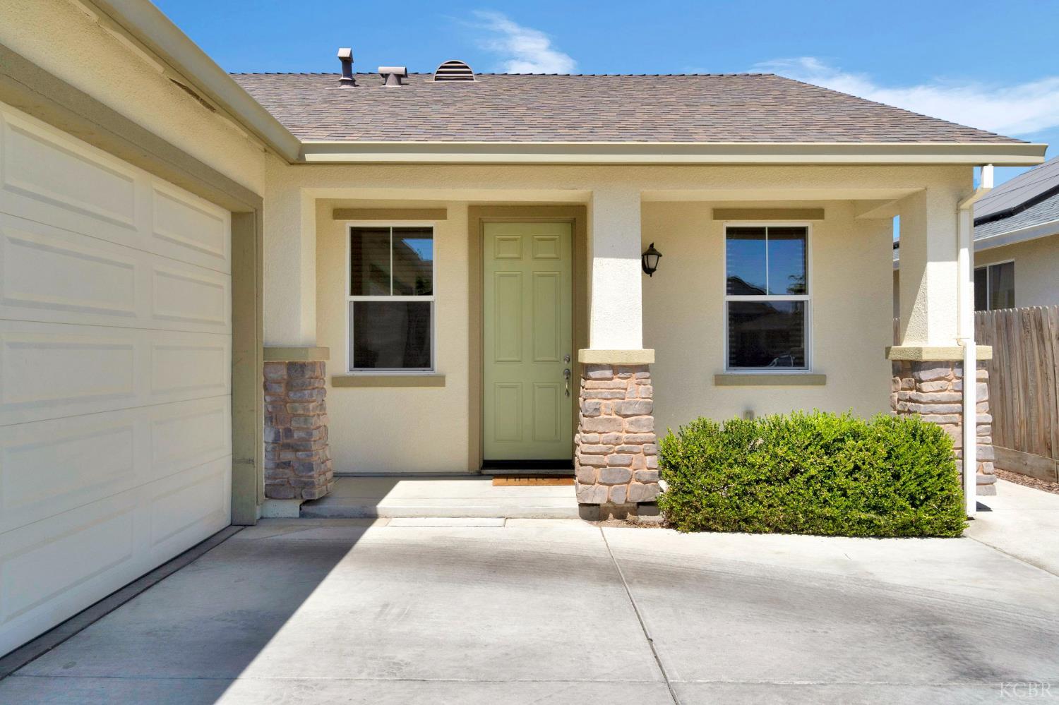1316 Greenbrier Dr, Hanford, CA 93230