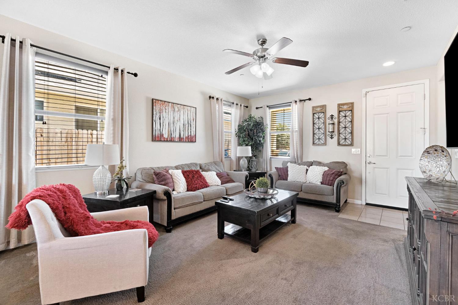 1316 Greenbrier Dr, Hanford, CA 93230
