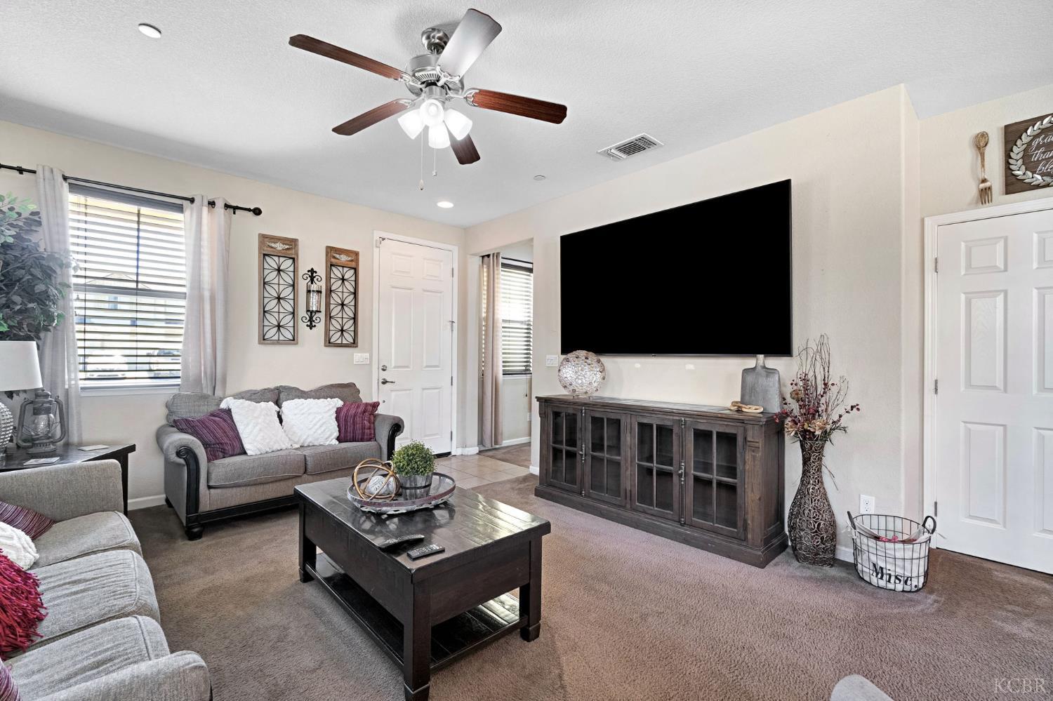 1316 Greenbrier Dr, Hanford, CA 93230