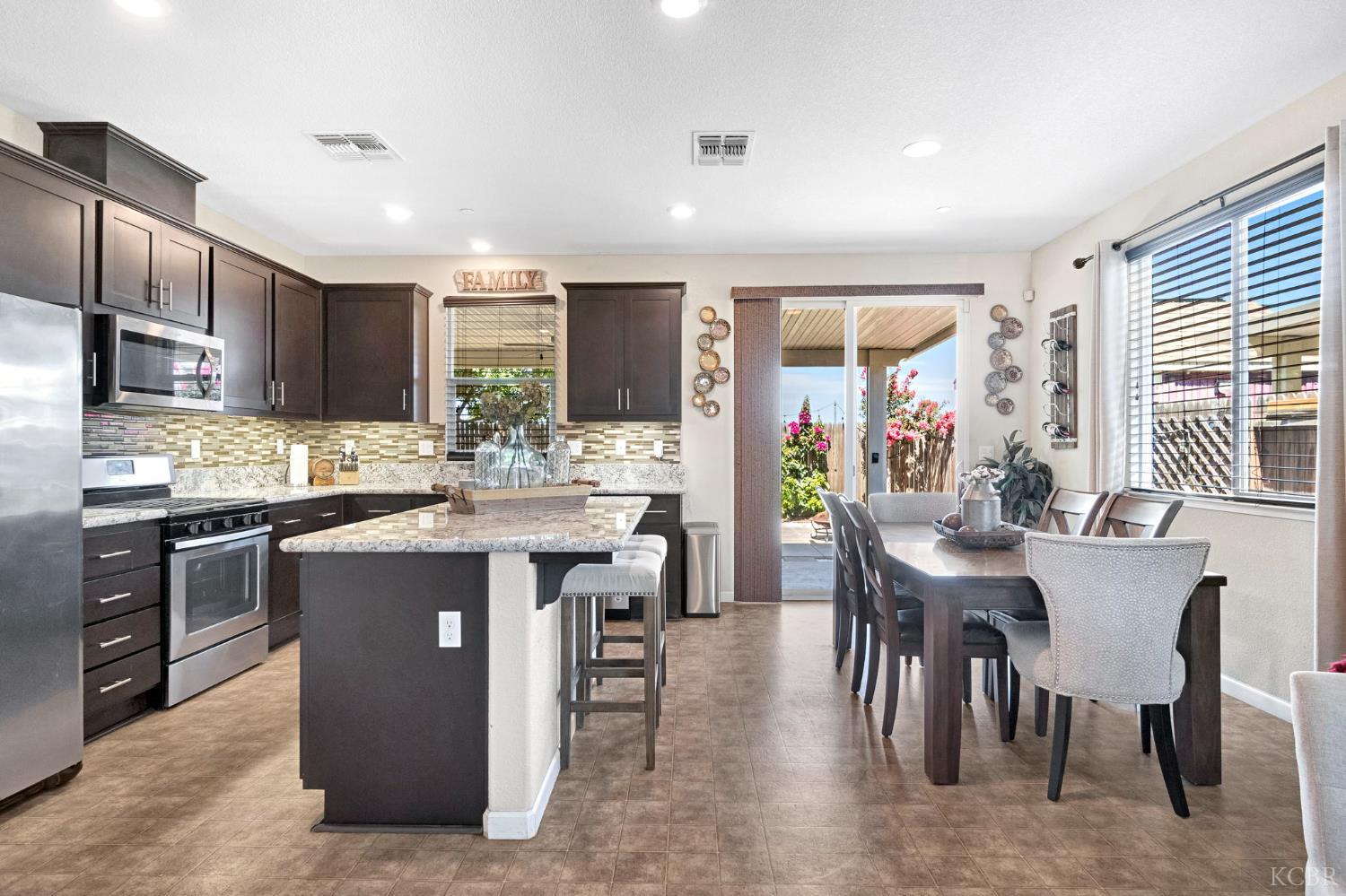 1316 Greenbrier Dr, Hanford, CA 93230