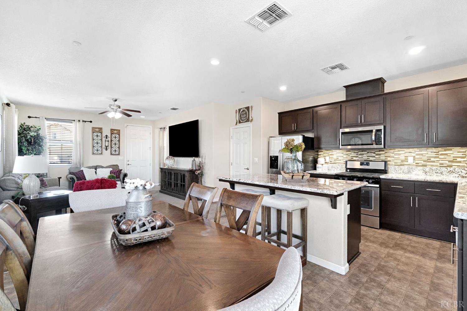 1316 Greenbrier Dr, Hanford, CA 93230