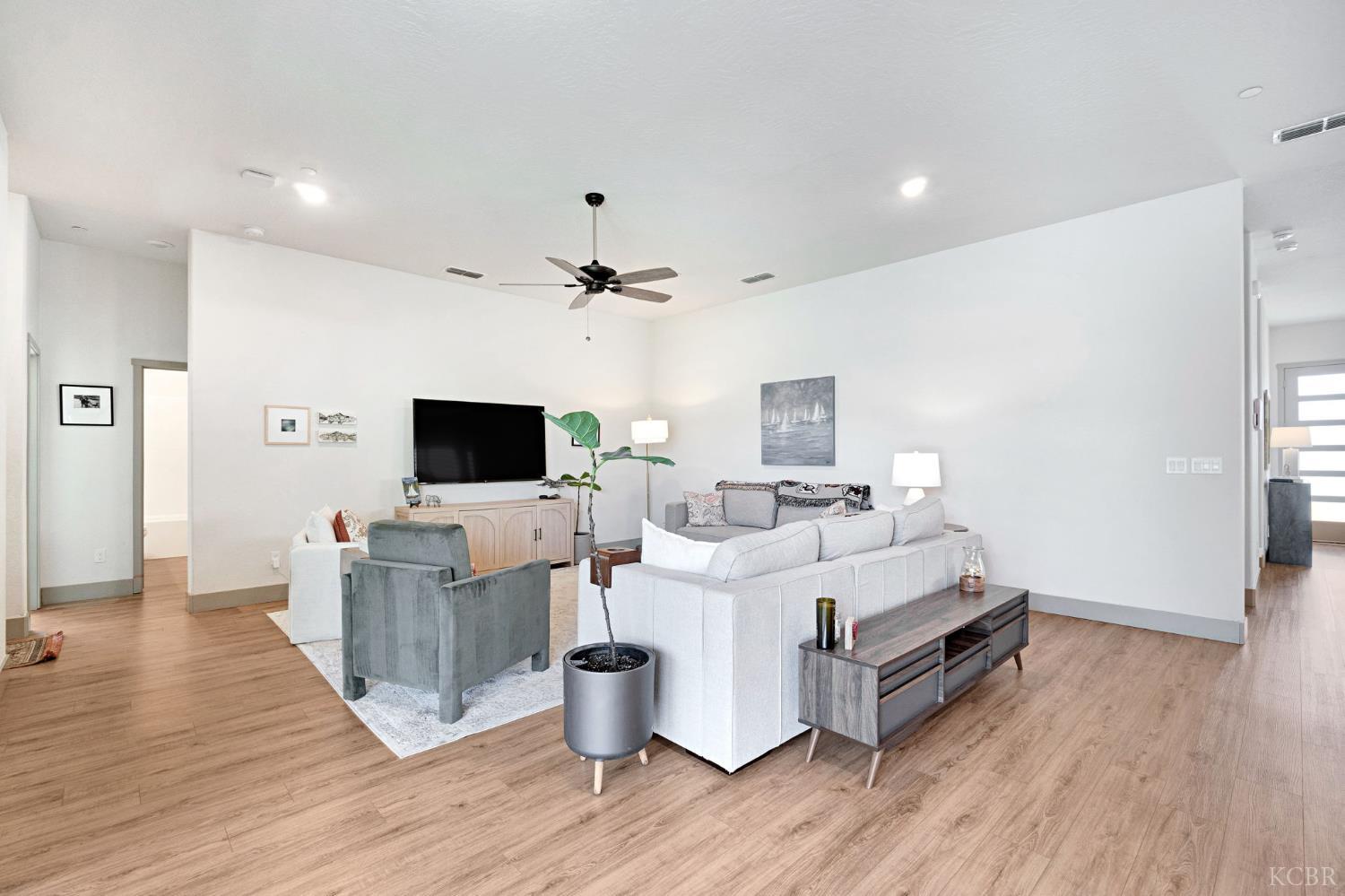 2362 W Andrew Ln, Hanford, CA 93230