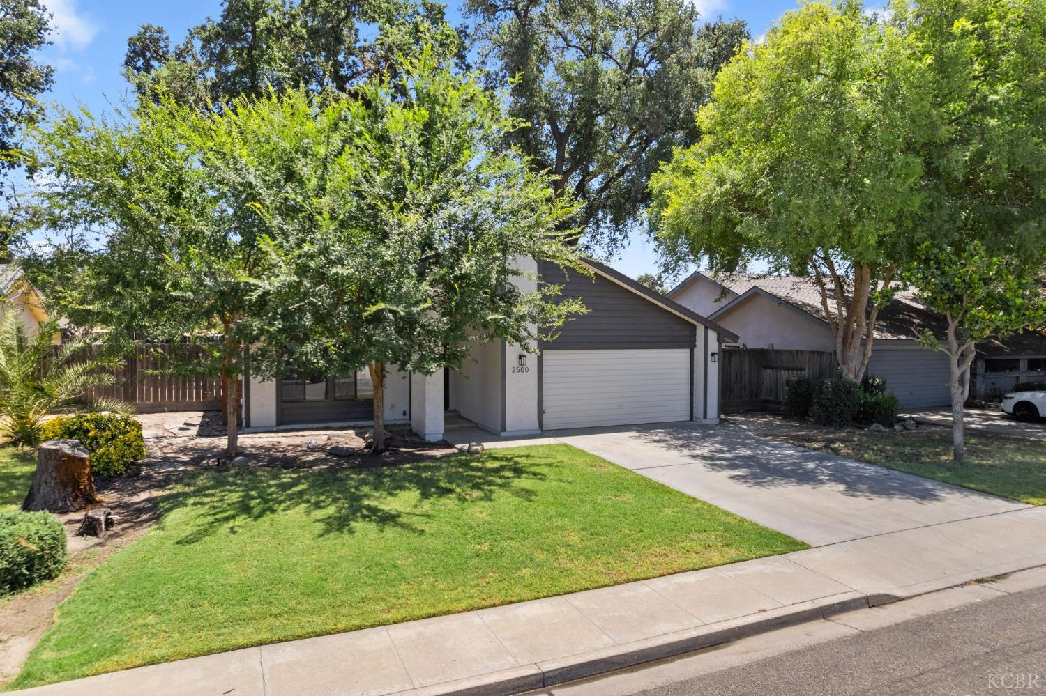 2500 N Charter Oak Ct, Visalia, CA 93292