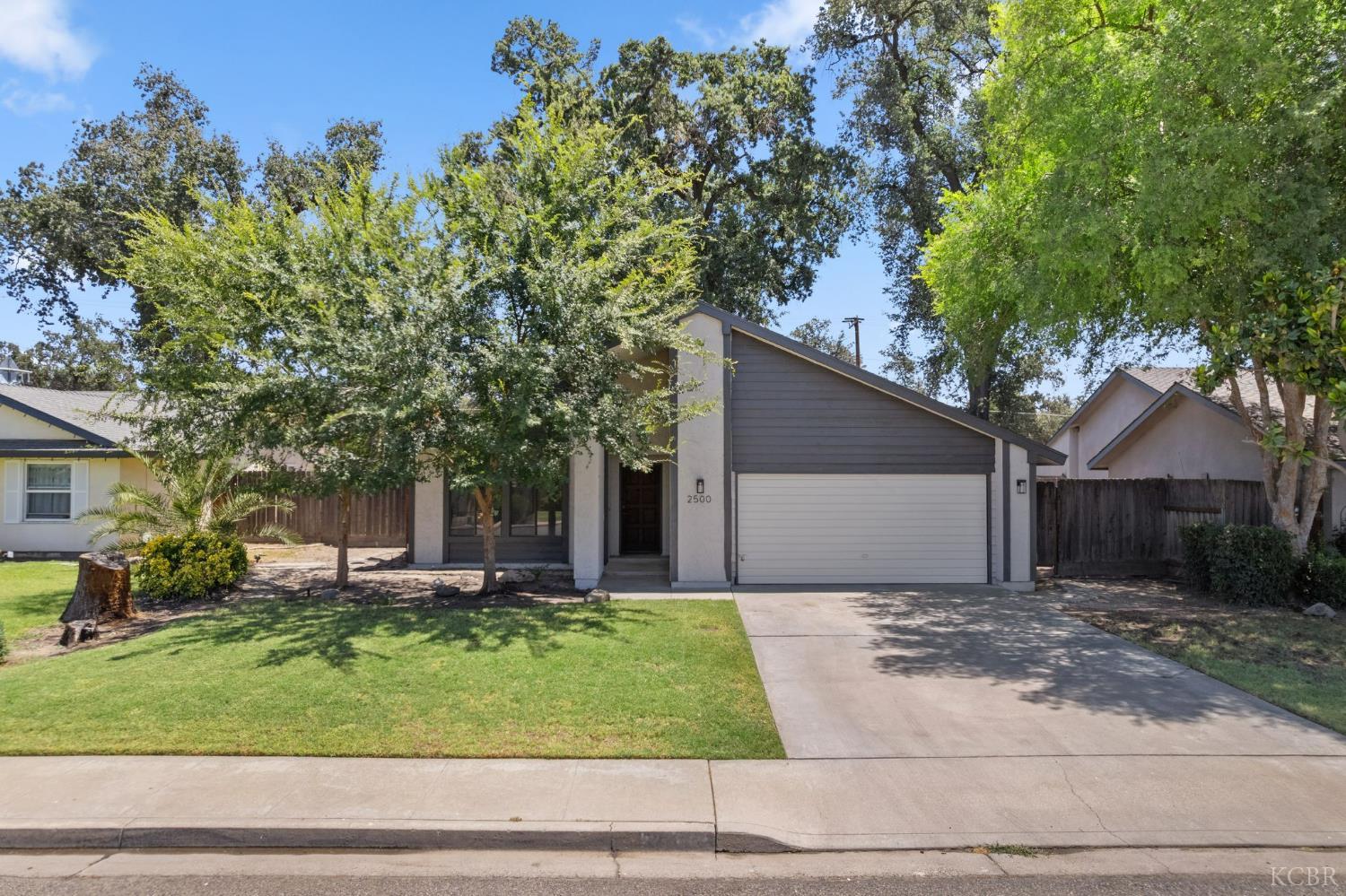 2500 N Charter Oak Ct, Visalia, CA 93292