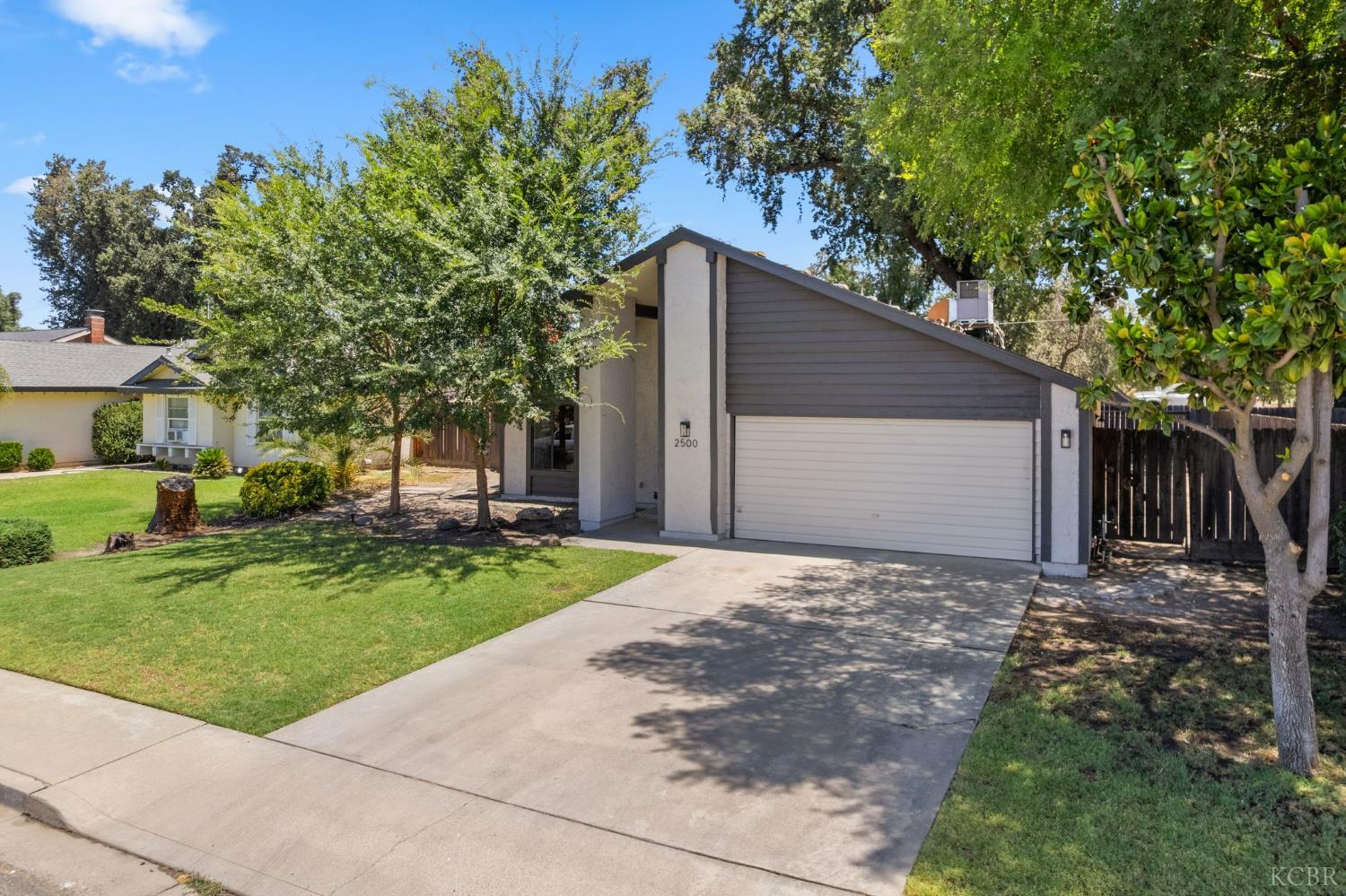 2500 N Charter Oak Ct, Visalia, CA 93292