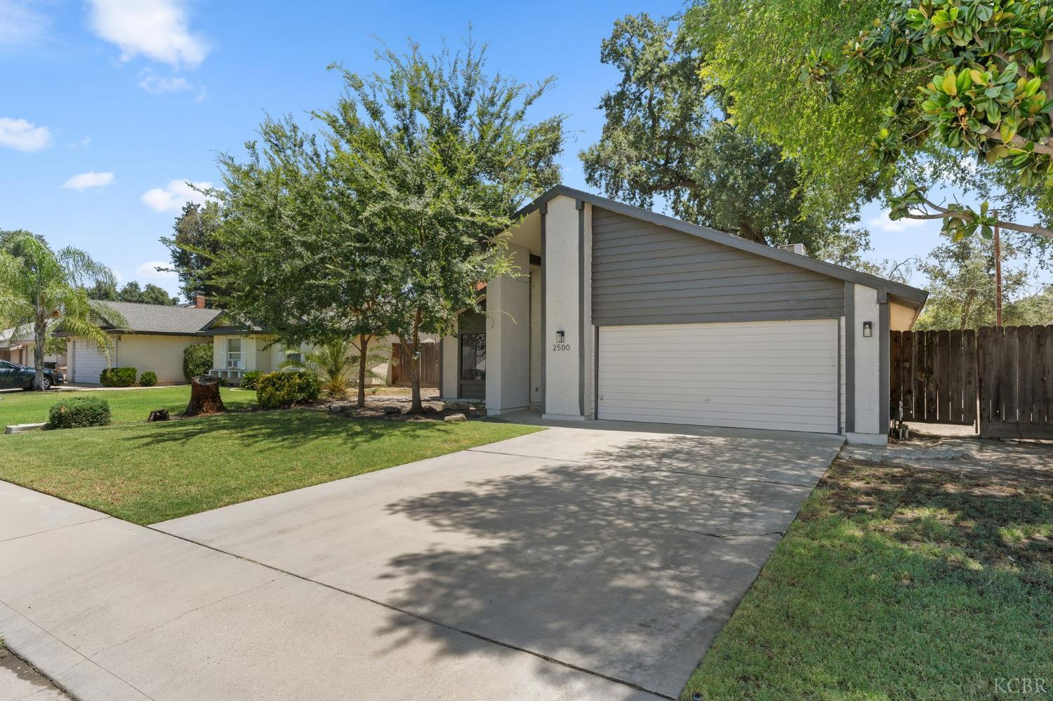 2500 N Charter Oak Ct, Visalia, CA 93292