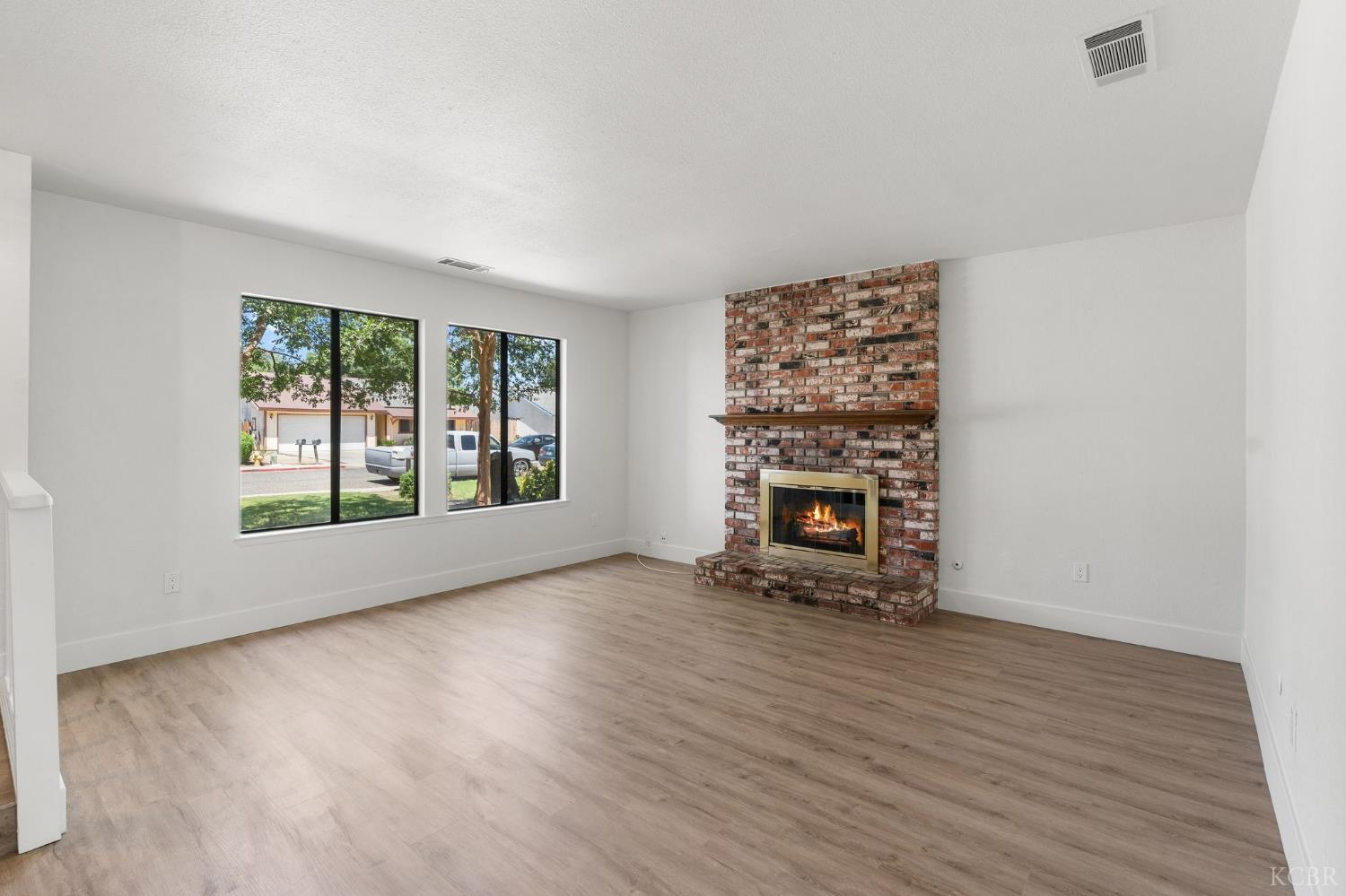 2500 N Charter Oak Ct, Visalia, CA 93292