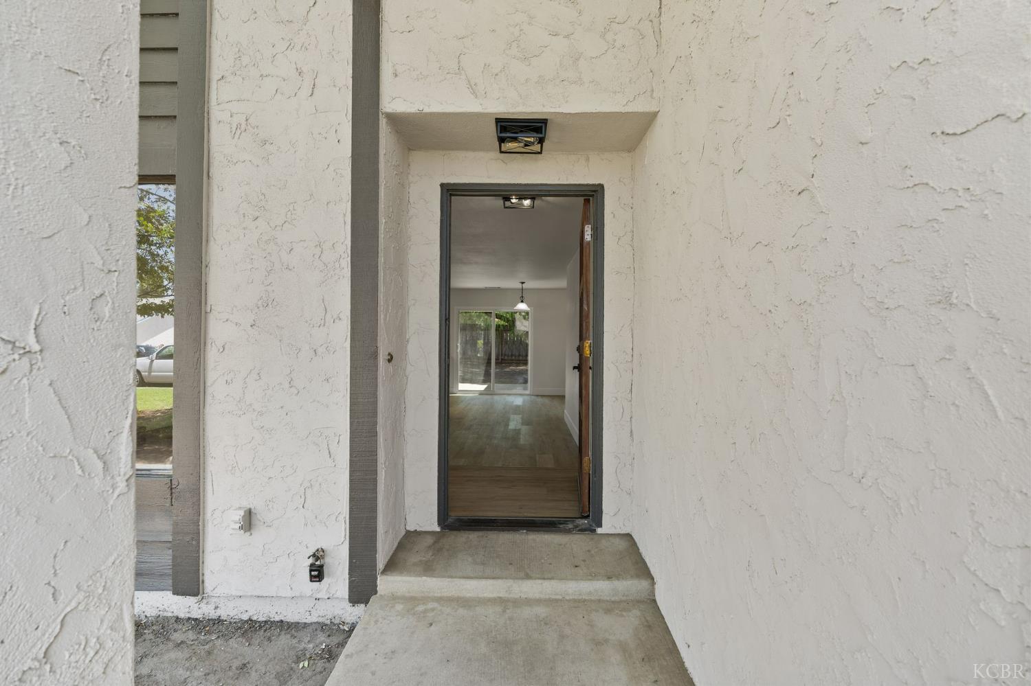 2500 N Charter Oak Ct, Visalia, CA 93292