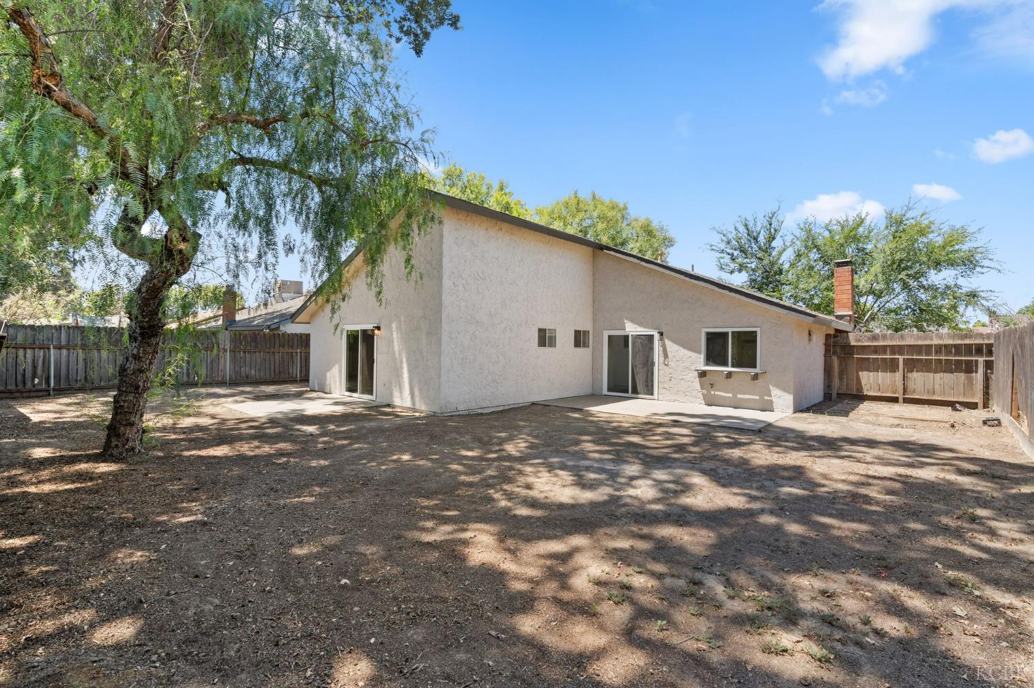 2500 N Charter Oak Ct, Visalia, CA 93292