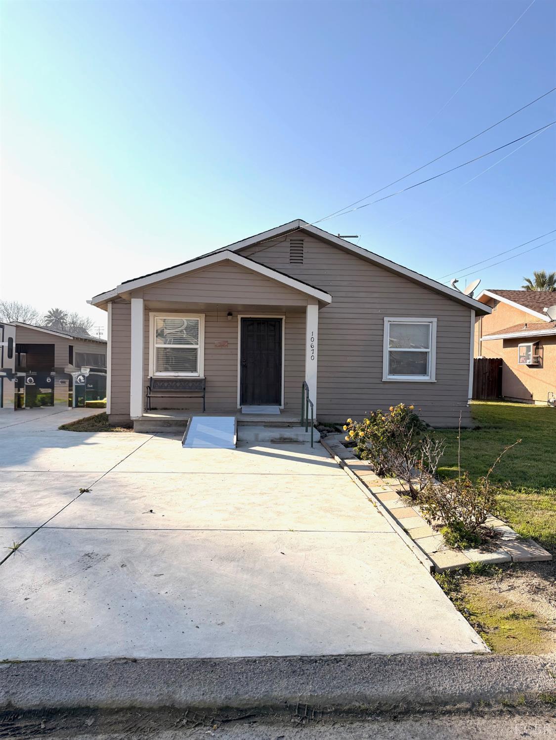10670 Jackson St, Armona, CA 93202