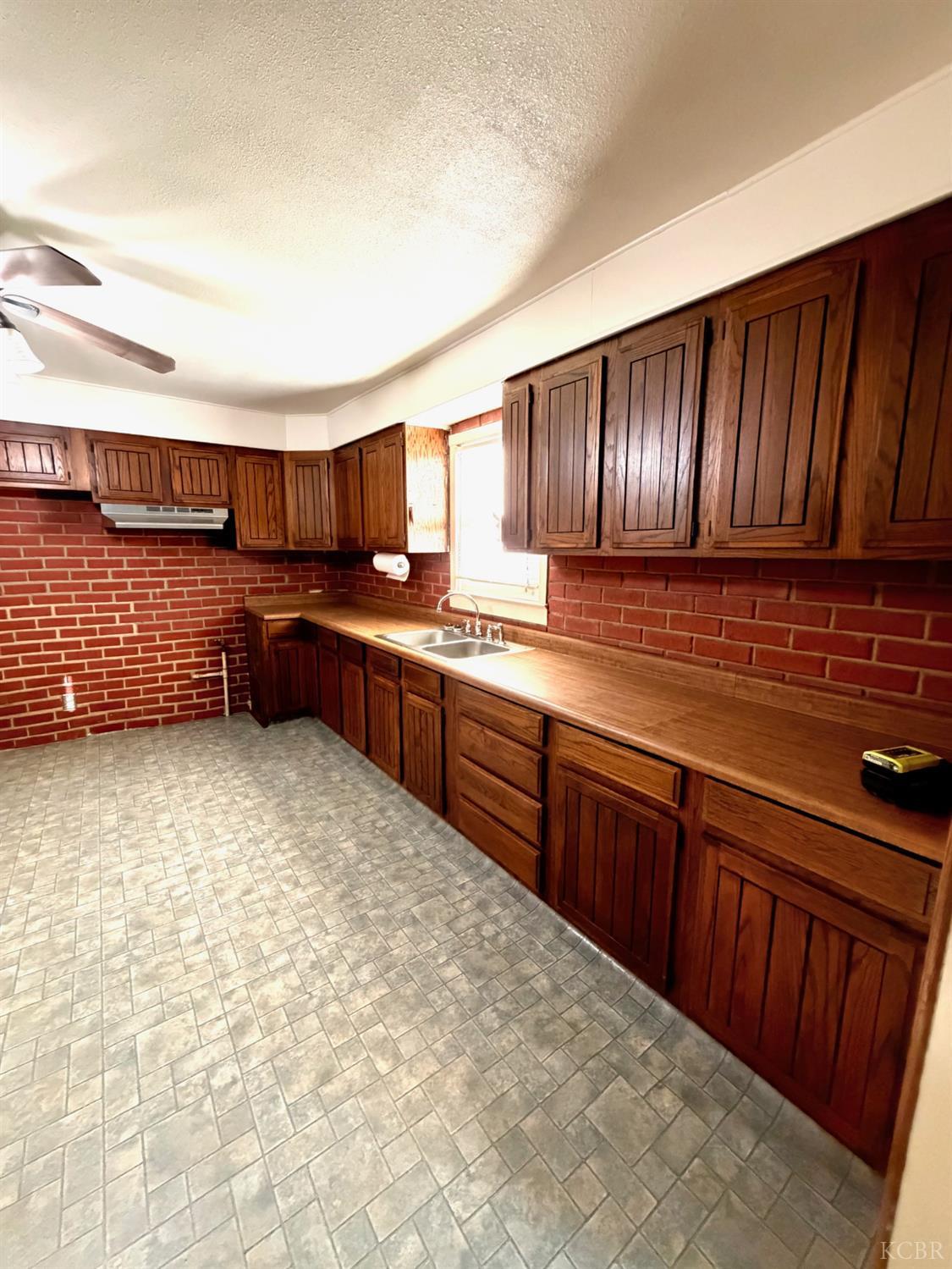 10670 Jackson St, Armona, CA 93202