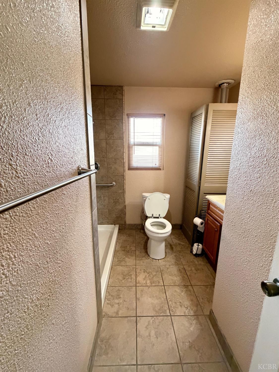 10670 Jackson St, Armona, CA 93202