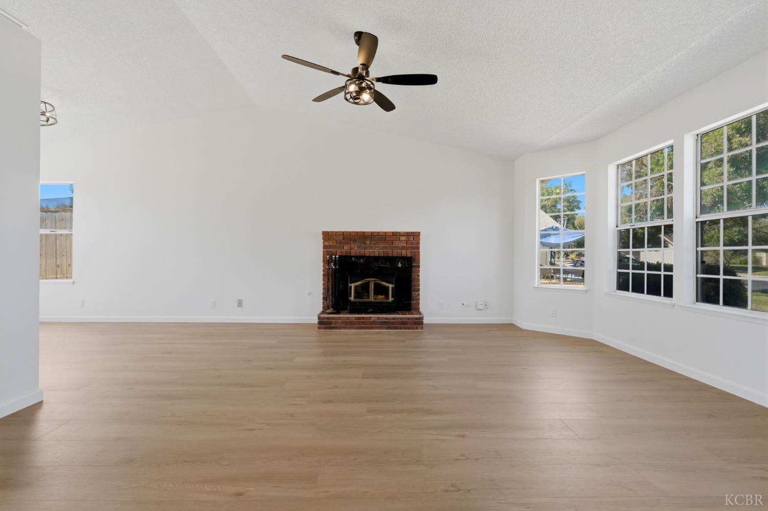2269 Fernwood Dr, Hanford, CA 93230