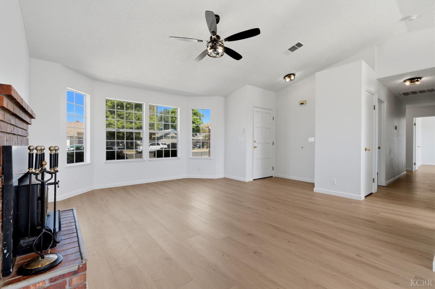 2269 Fernwood Dr, Hanford, CA 93230