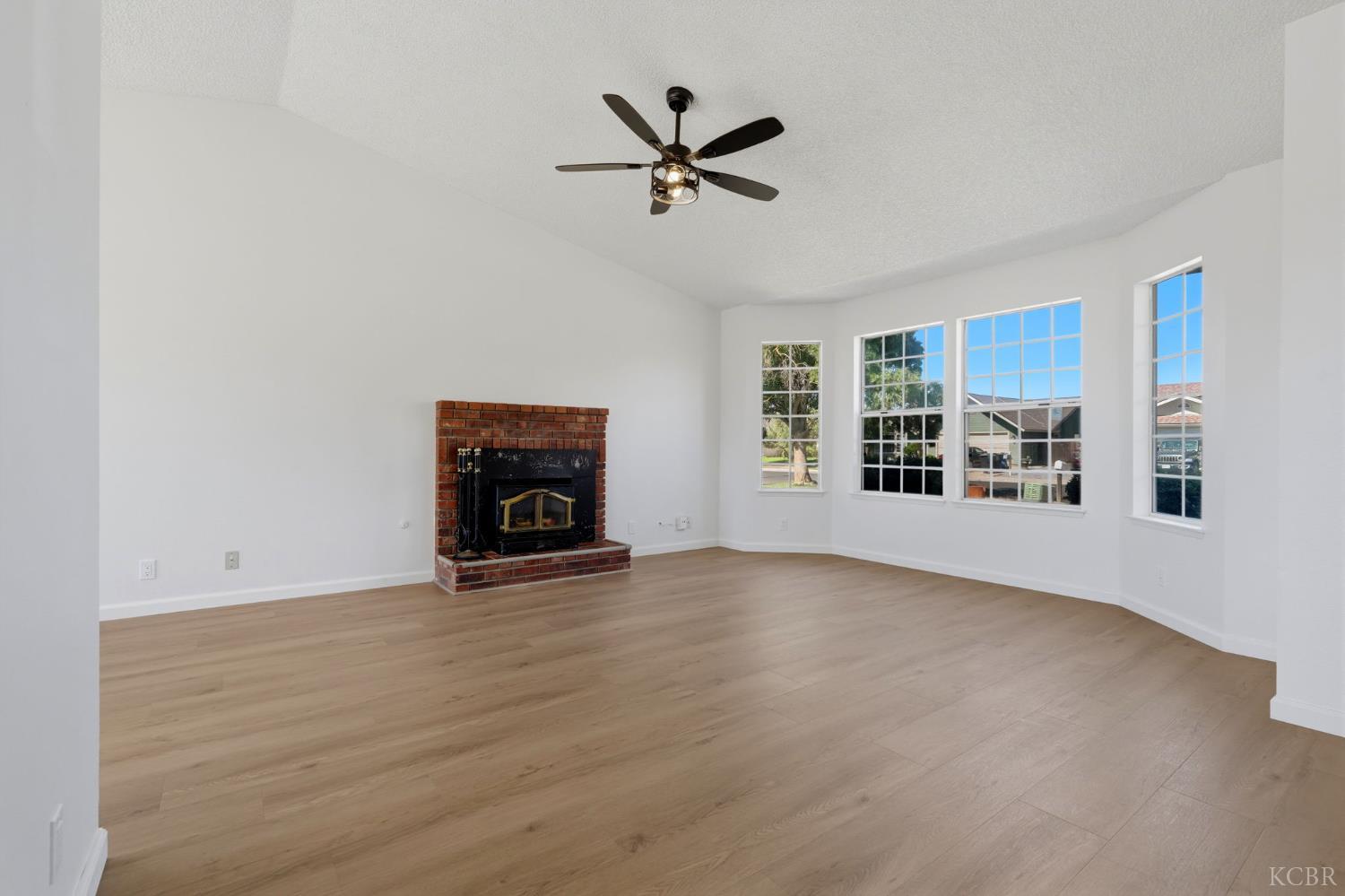 2269 Fernwood Dr, Hanford, CA 93230