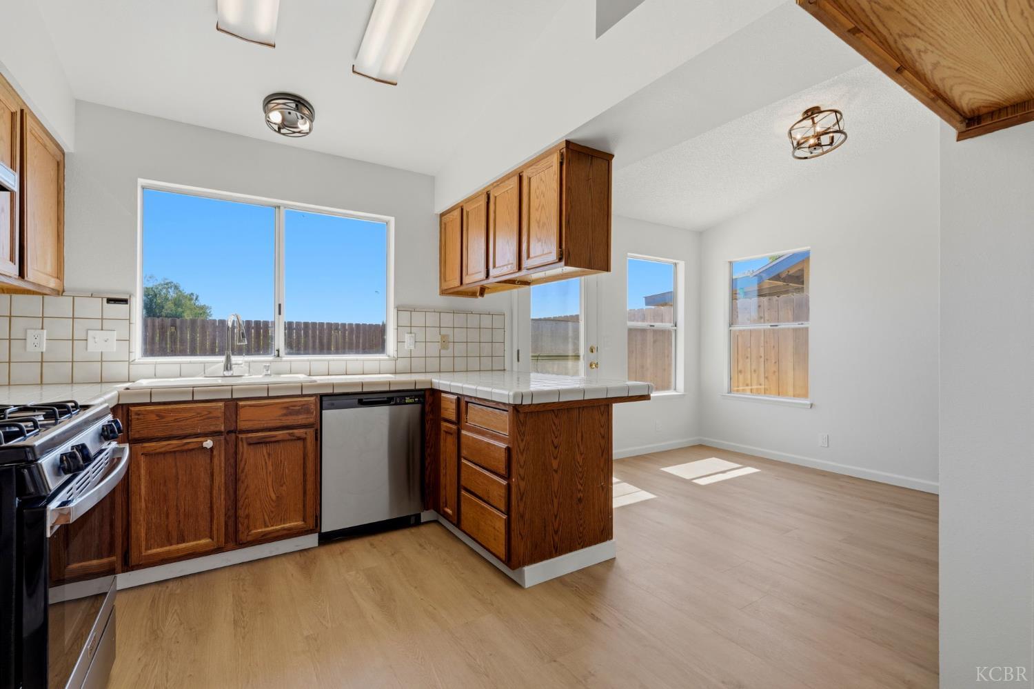 2269 Fernwood Dr, Hanford, CA 93230