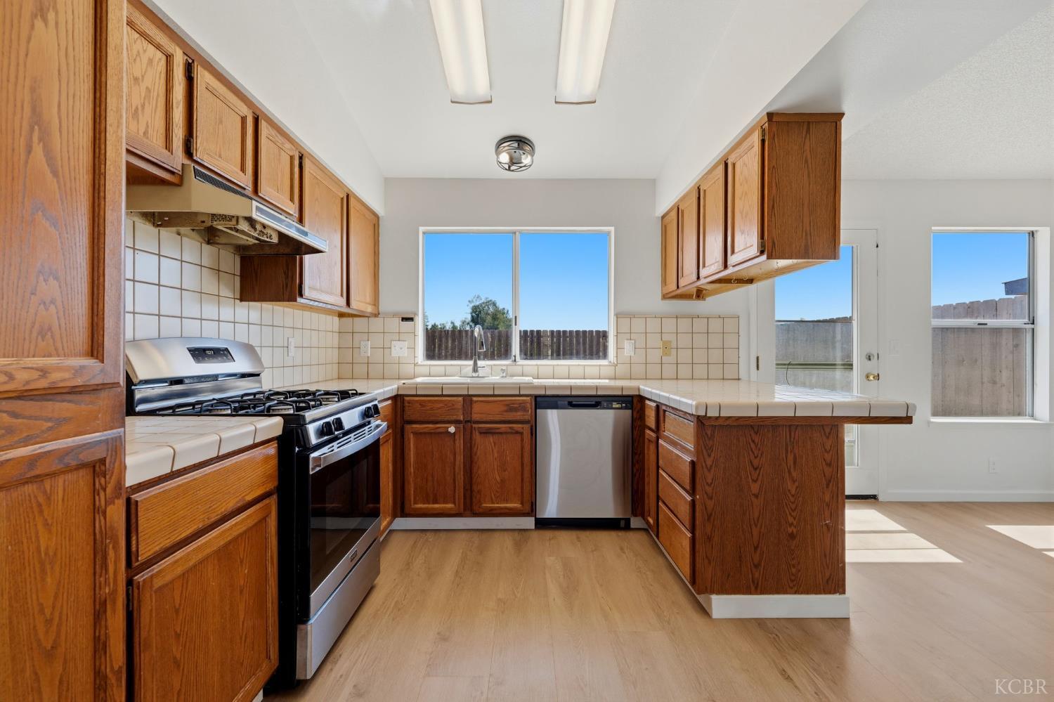 2269 Fernwood Dr, Hanford, CA 93230