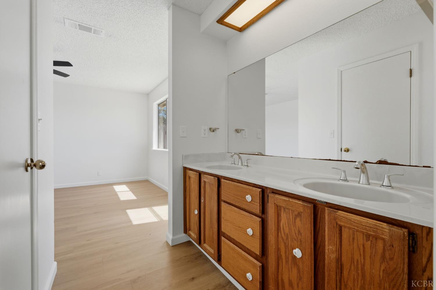 2269 Fernwood Dr, Hanford, CA 93230
