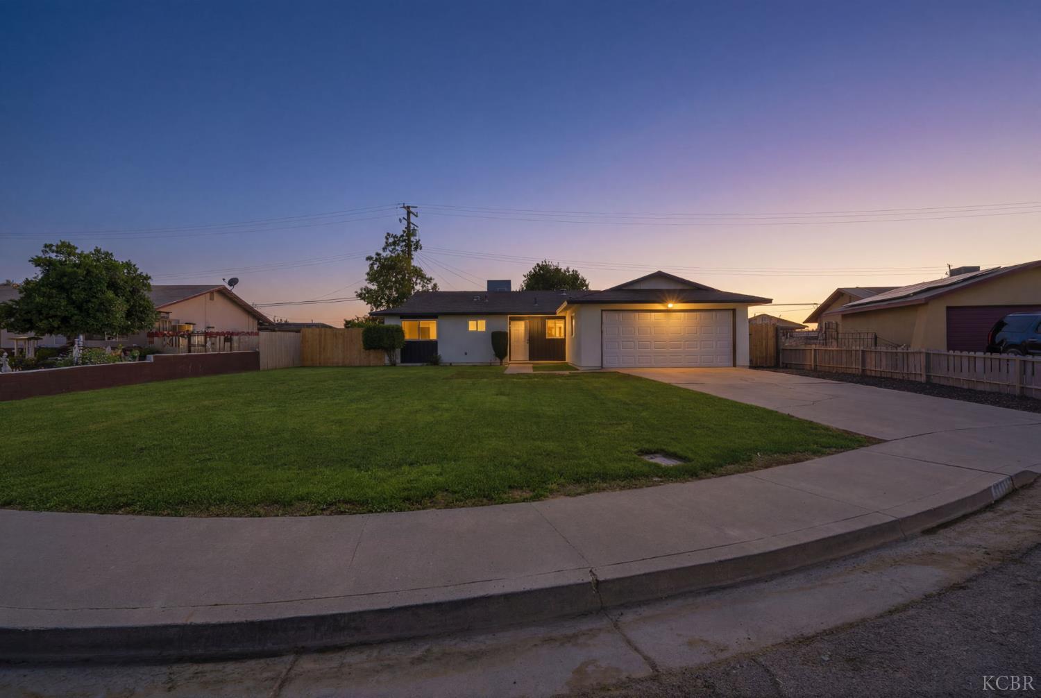 11062 Randall Cir, Armona, CA 93202
