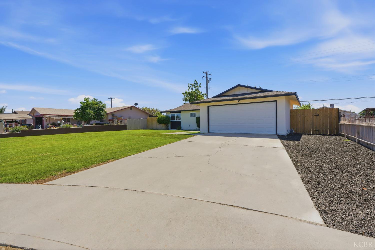 11062 Randall Cir, Armona, CA 93202