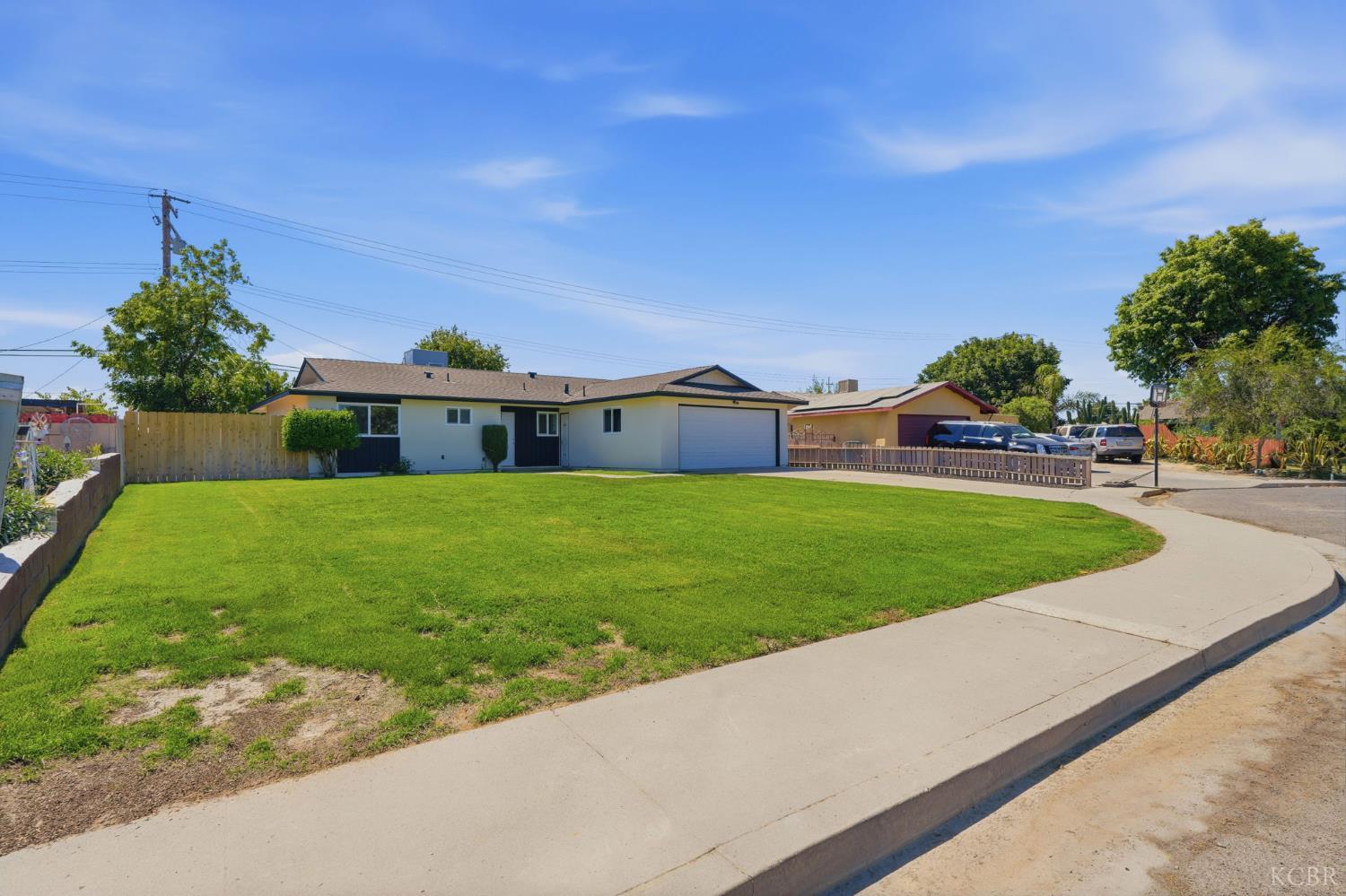 11062 Randall Cir, Armona, CA 93202