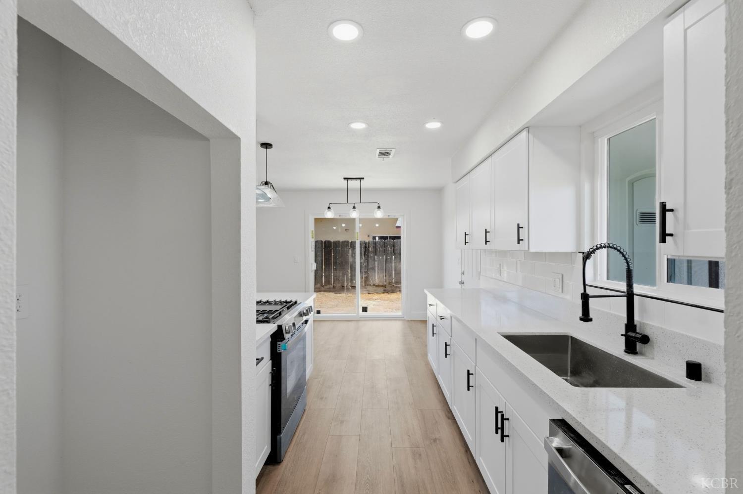 11062 Randall Cir, Armona, CA 93202