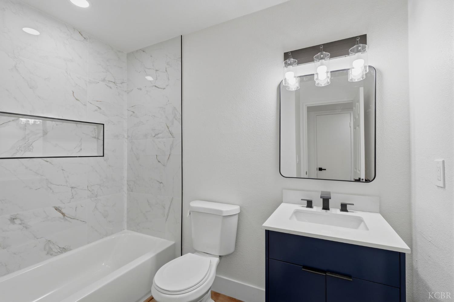 11062 Randall Cir, Armona, CA 93202
