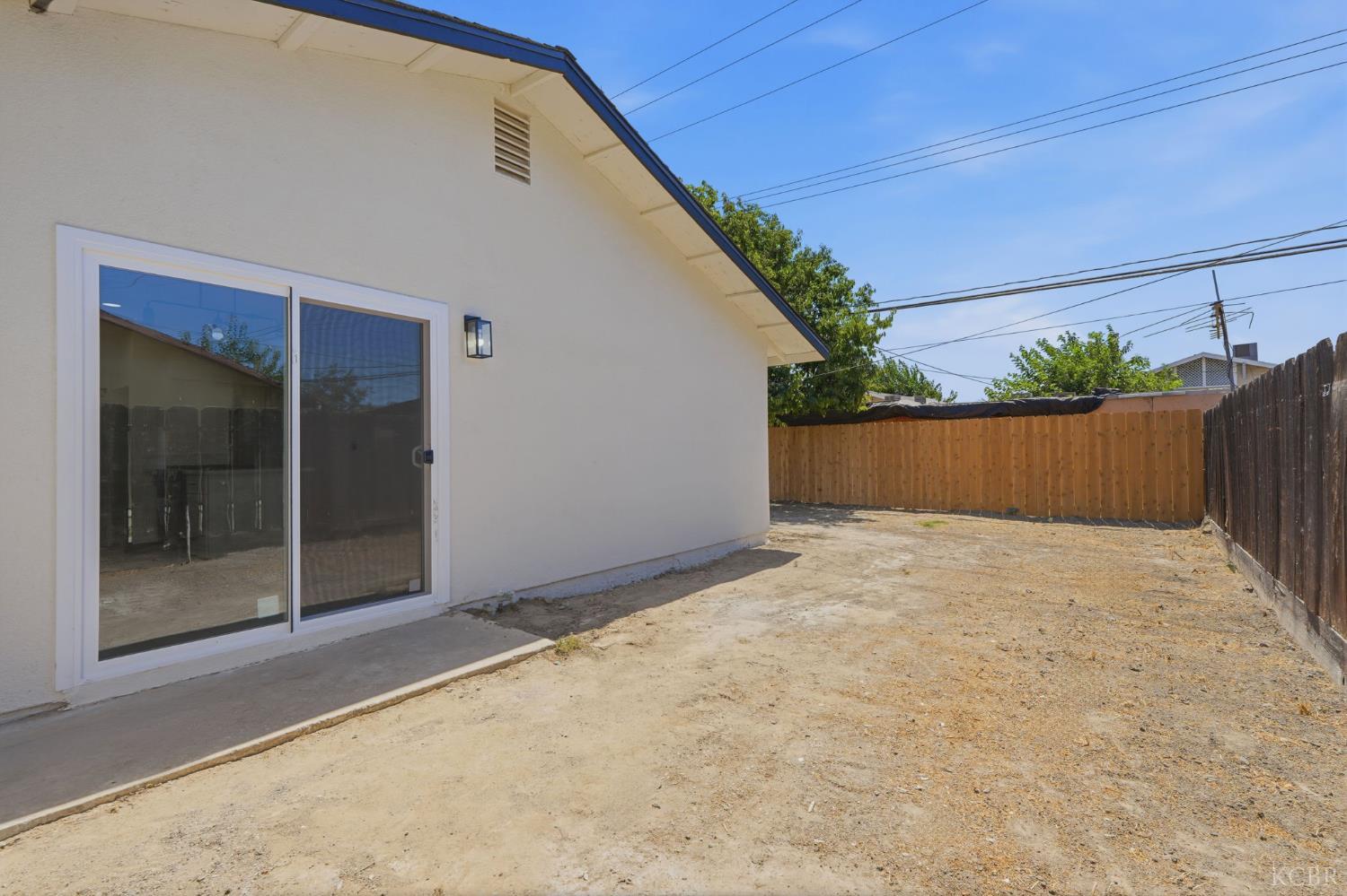 11062 Randall Cir, Armona, CA 93202