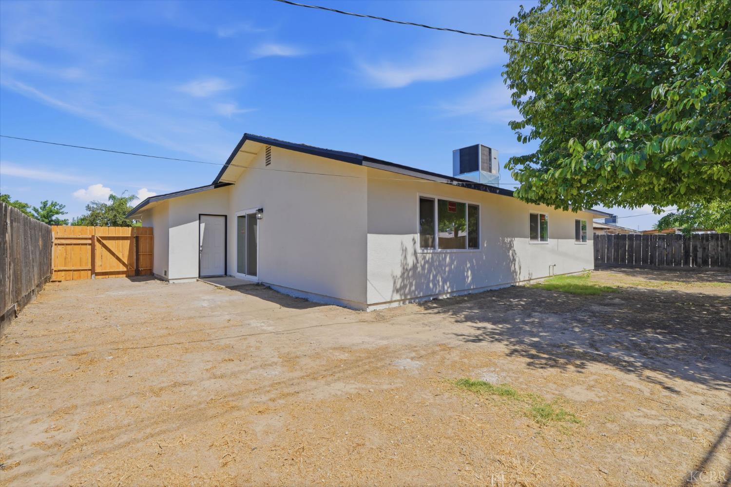 11062 Randall Cir, Armona, CA 93202