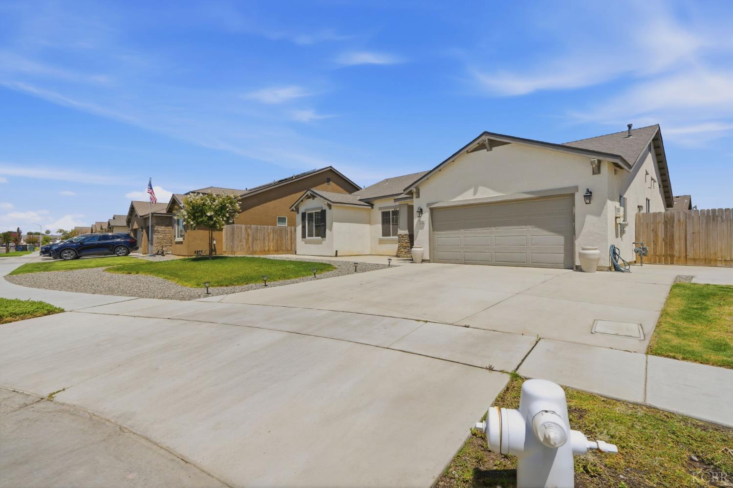 1326 W Sawtooth Pl W, Hanford, CA 93230