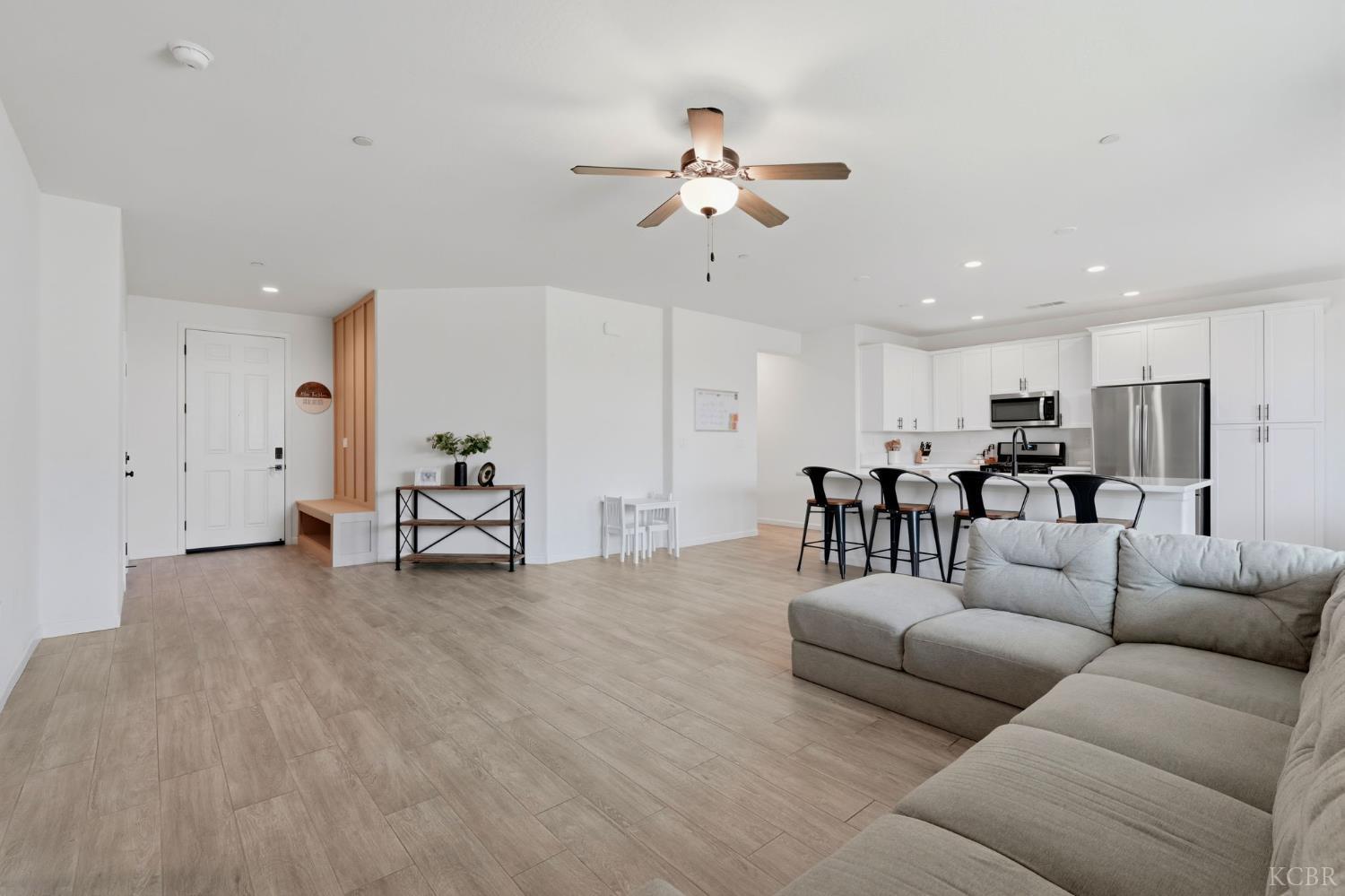 1326 W Sawtooth Pl W, Hanford, CA 93230