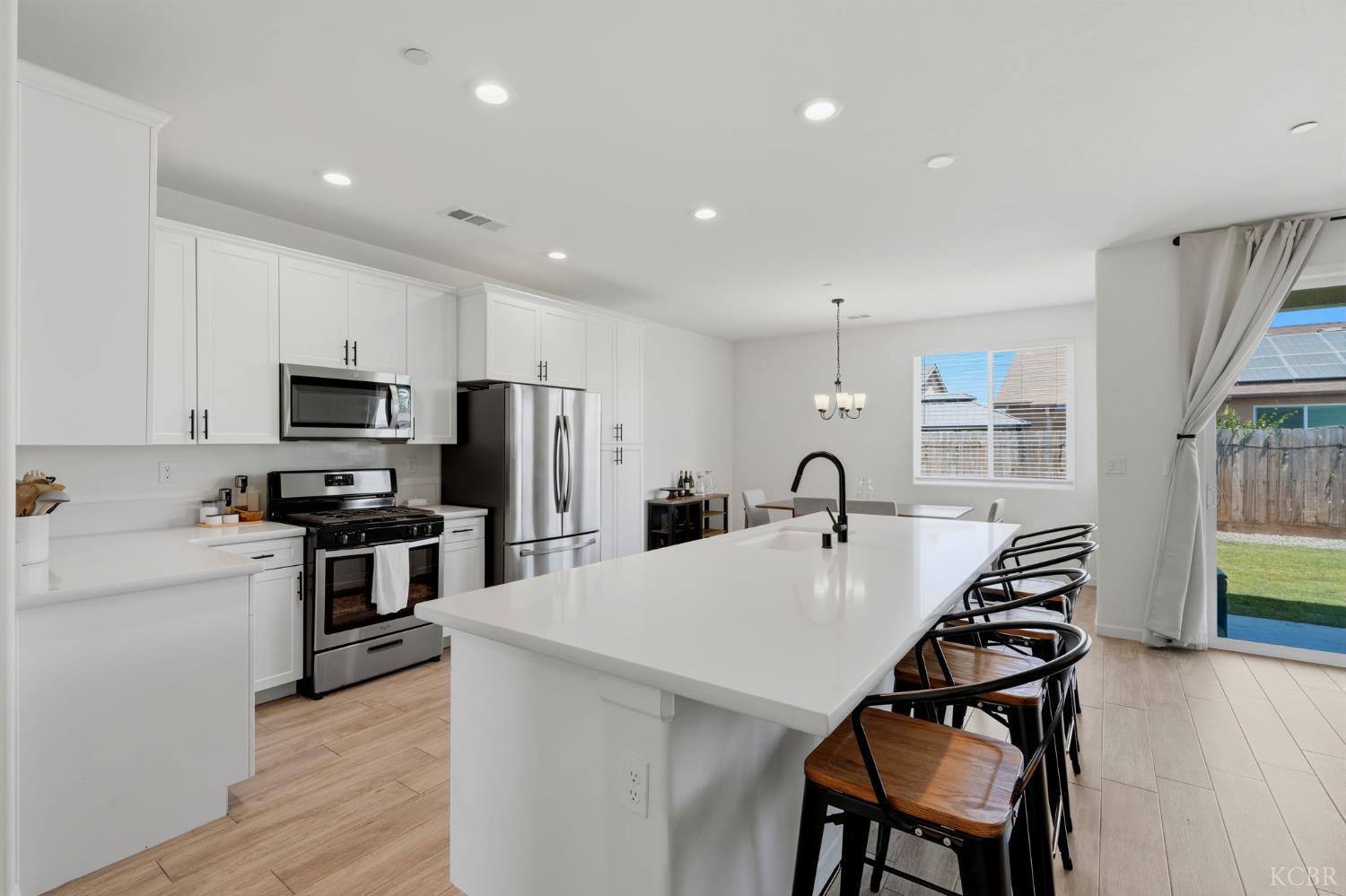 1326 W Sawtooth Pl W, Hanford, CA 93230