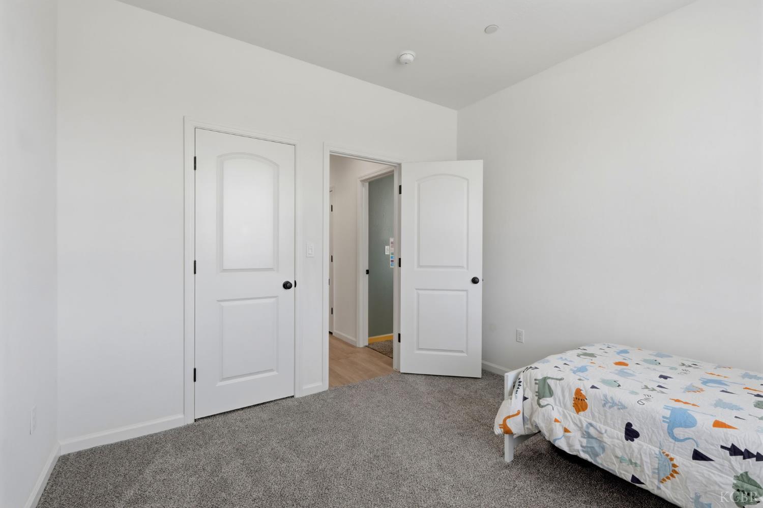 1326 W Sawtooth Pl W, Hanford, CA 93230