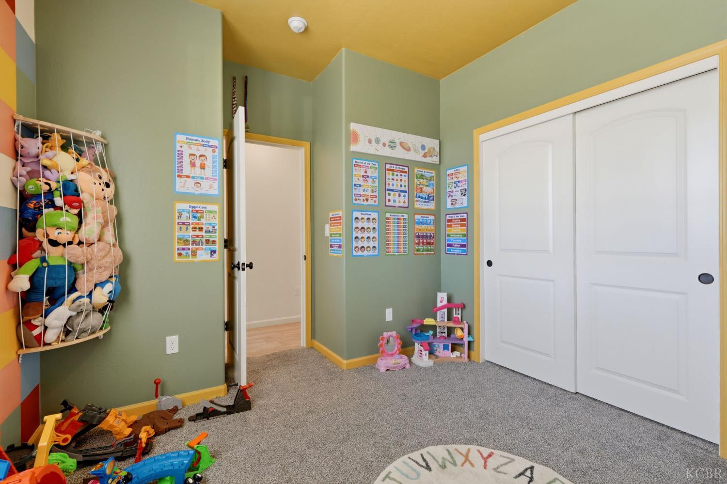 1326 W Sawtooth Pl W, Hanford, CA 93230