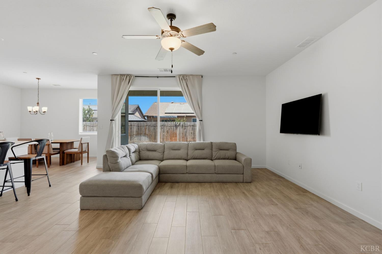 1326 W Sawtooth Pl W, Hanford, CA 93230