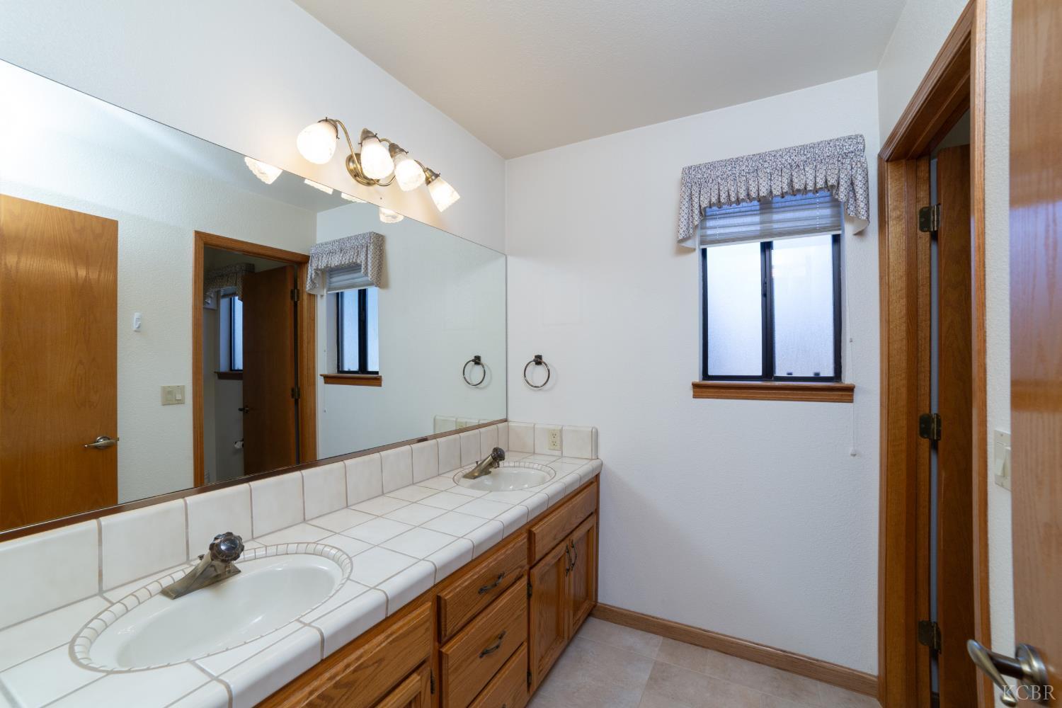 420 Beech Pl, Lemoore, CA 93245