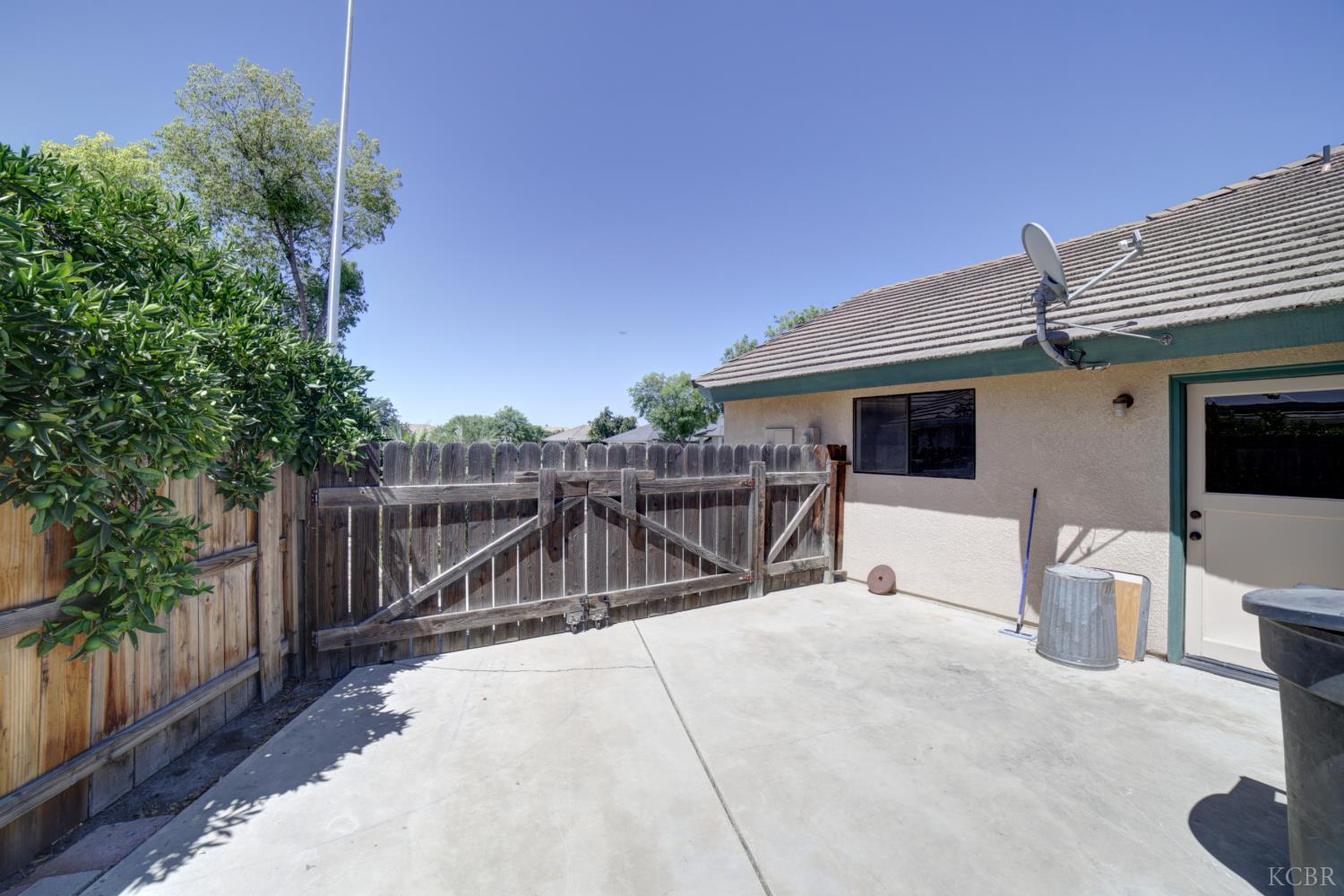 420 Beech Pl, Lemoore, CA 93245