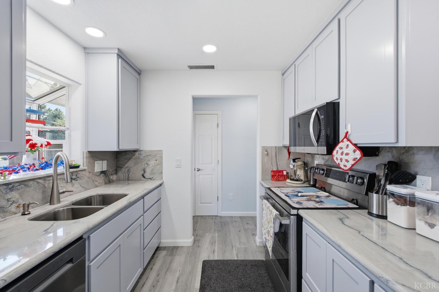 839 Camellia Ln, Lemoore, CA 93245