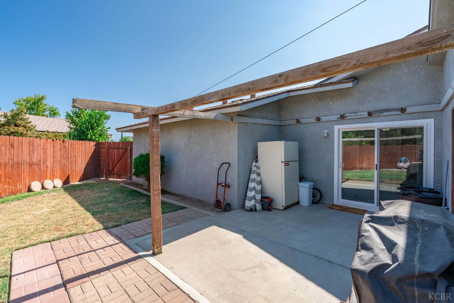 839 Camellia Ln, Lemoore, CA 93245