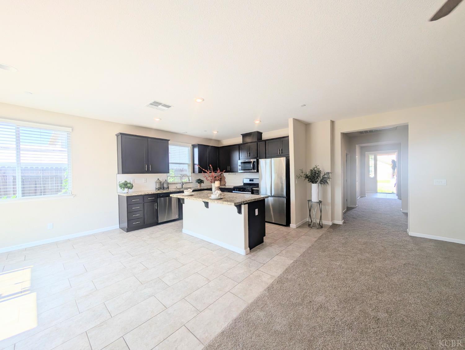 1161 Greenbrier Dr, Hanford, CA 93230